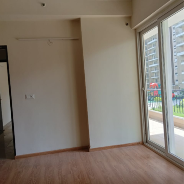 Room in 3 BHK Apartment at Amrapali Crystal Homes, Sector 76 – for Rent