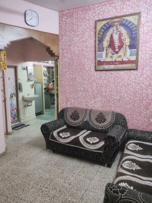 Living Room in 1.5 BHK Builder Floor at Laxmi Nagar – for Sale