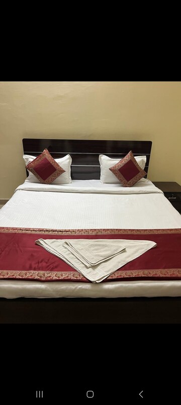 Bedroom in 3 BHK Builder Floor at Mahmoorganj – for Rent