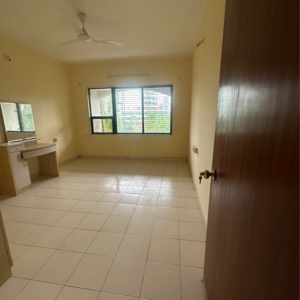 Room in 3.5 BHK Apartment at Silver Oak, Adarsh Nagar – for Sale