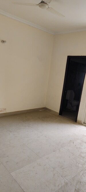 Room in 4 BHK Apartment at Amrapali Crystal Homes, Sector 76 – for Sale
