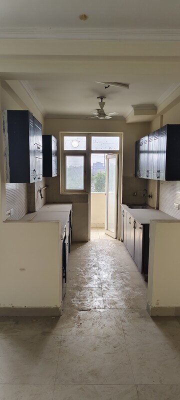 Room in 4 BHK Apartment at Amrapali Crystal Homes, Sector 76 – for Sale