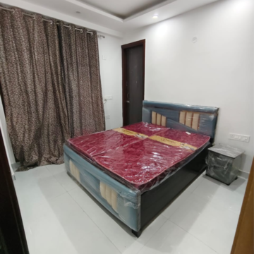 Bedroom in 3 BHK Builder Floor at Ashirwad Complex Noida, Sector 34 – for Rent