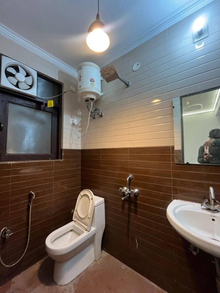 Bathroom, freedom fighters enclave 2 Bedroom 1000 Sq.Ft. Apartment In Freedom Fighters Enclave Delhi 9027934