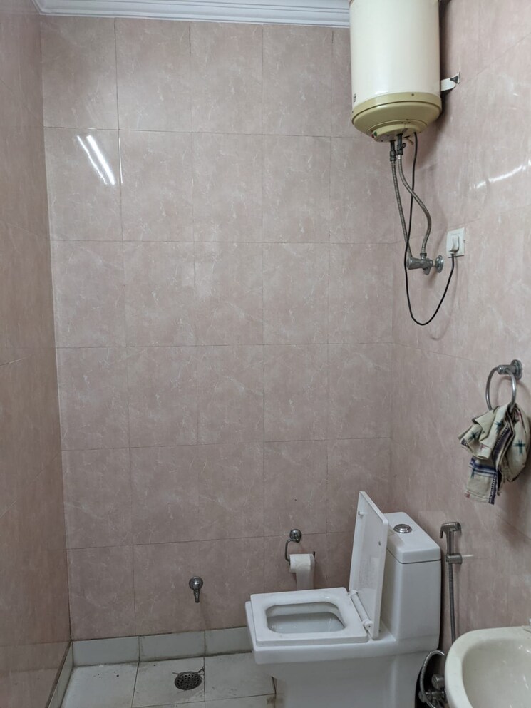 Bathroom, lajpat nagar ii 3 Bedroom 1800 Sq.Ft. Builder Floor In Lajpat Nagar ii Delhi 9027939
