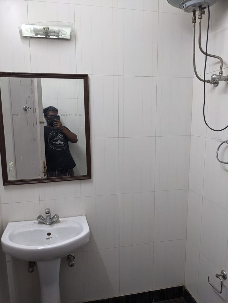 Bathroom, lajpat nagar ii 3 Bedroom 1800 Sq.Ft. Builder Floor In Lajpat Nagar ii Delhi 9027939