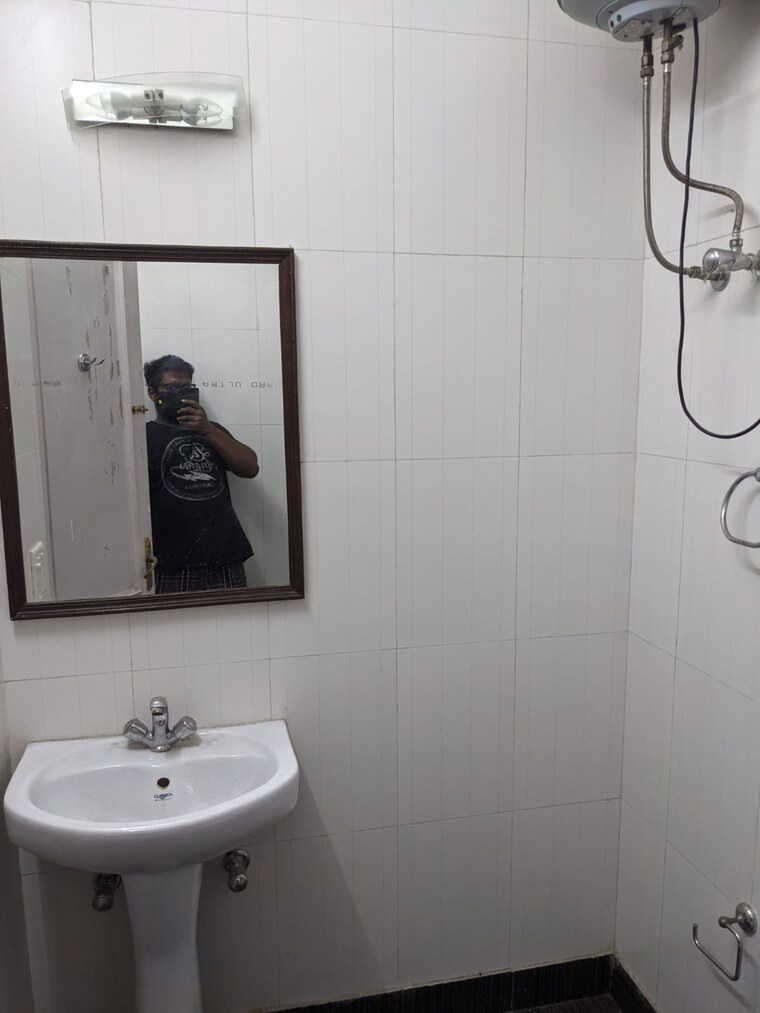 Bathroom, lajpat nagar ii 3 Bedroom 1800 Sq.Ft. Builder Floor In Lajpat Nagar ii Delhi 9027939