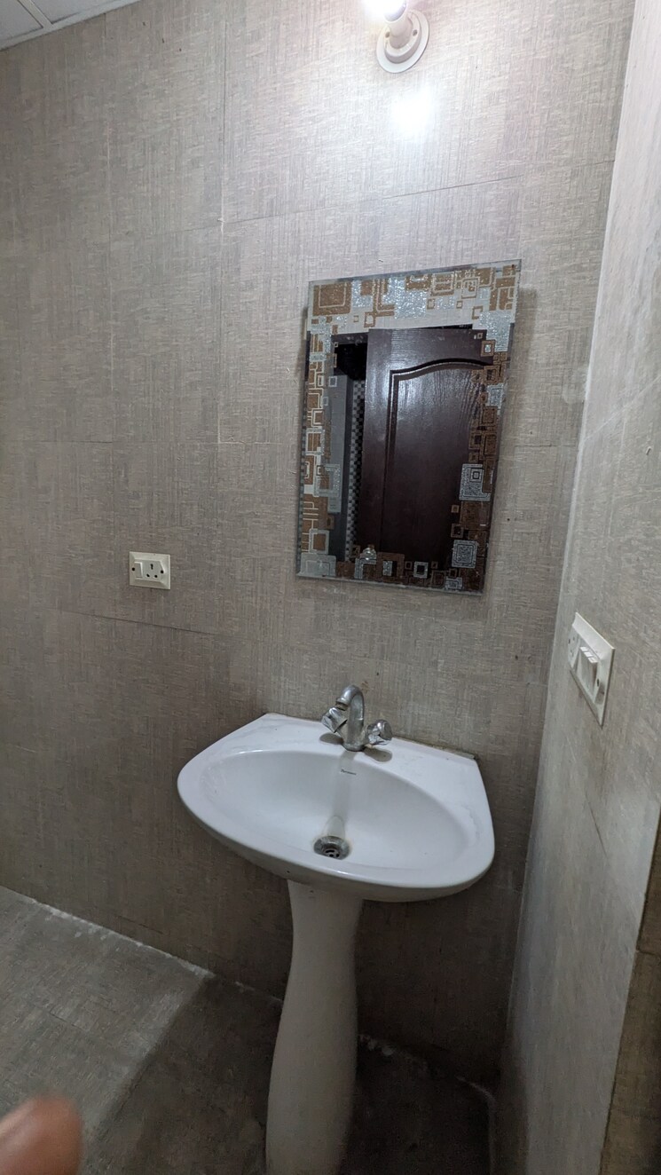 Bathroom, aditya-urban-homes 1 Bedroom 585 Sq.Ft. Apartment In Shahpur Bamheta Ghaziabad 9028011