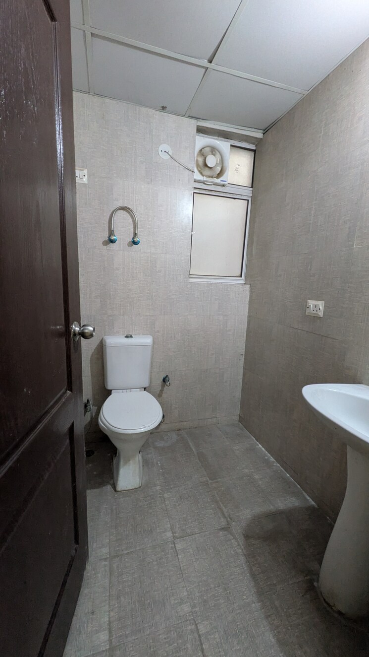 Bathroom, aditya-urban-homes 1 Bedroom 585 Sq.Ft. Apartment In Shahpur Bamheta Ghaziabad 9028011