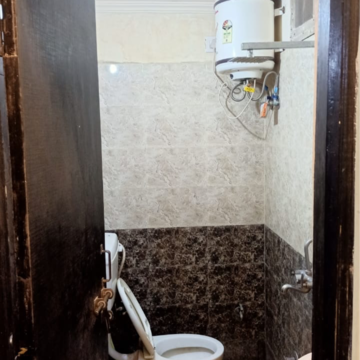 Bathroom in 2 BHK Apartment at Gomti Nagar – for Rent