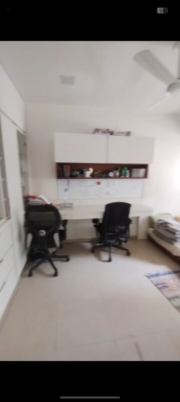 Team Area in 3 BHK Apartment at RNA Heights, Andheri East – for Rent