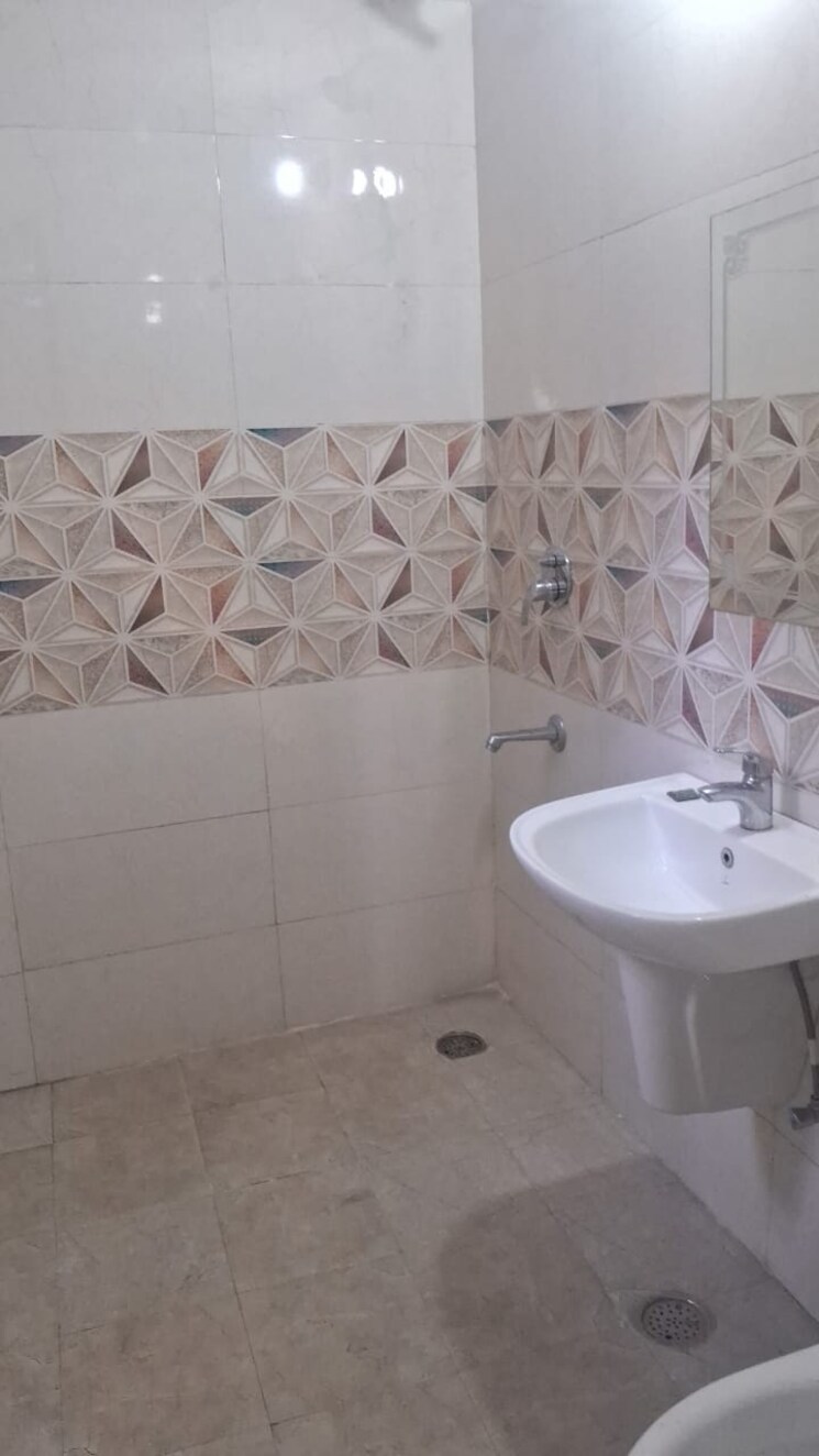 Bathroom, shiva-motia-huys 3 Bedroom 1485 Sq.Ft. Apartment In Pir Machalla Zirakpur 9028092