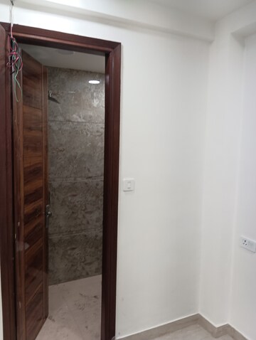 Attached Bathroom in 1 BHK Builder Floor at Maidan Garhi – for Sale