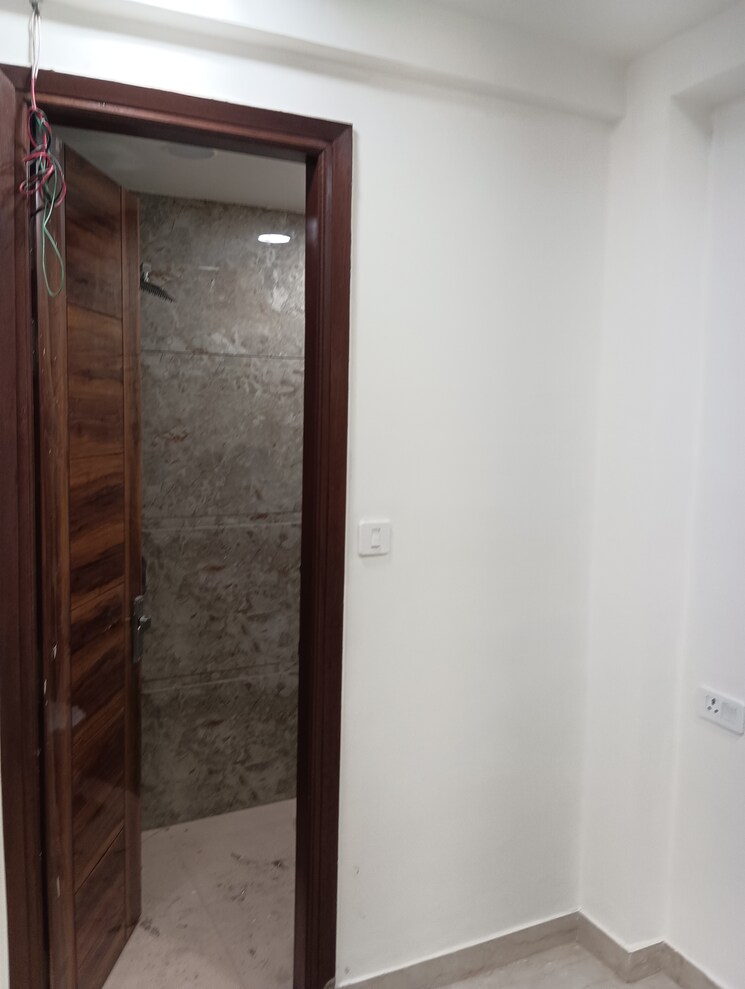 Attached Bathroom, maidan garhi 1 Bedroom 60 Sq.Yd. Builder Floor In Maidan Garhi Delhi 9028075