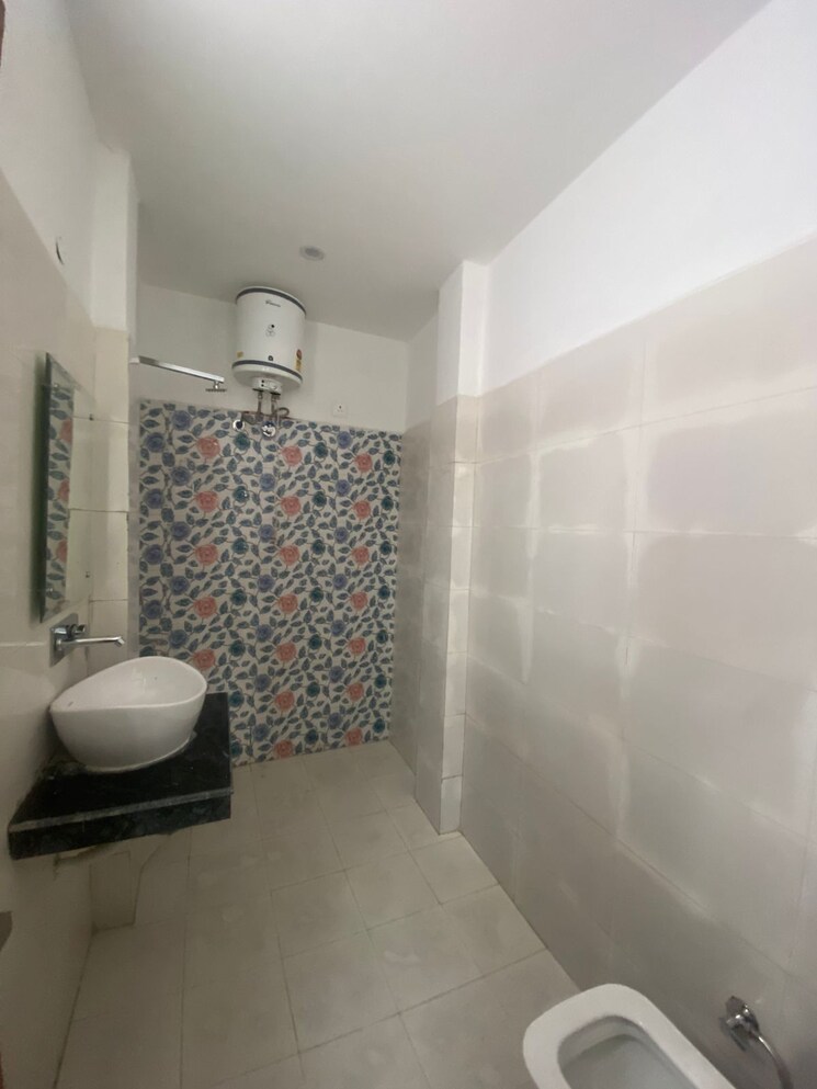 Bathroom, pir machalla 3 Bedroom 150 Sq.Yd. Apartment In Pir Machalla Zirakpur 9028116