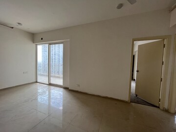 Room in 3 BHK Apartment at Mahagun Mantra I, Sector 10 Greater Noida – for Rent