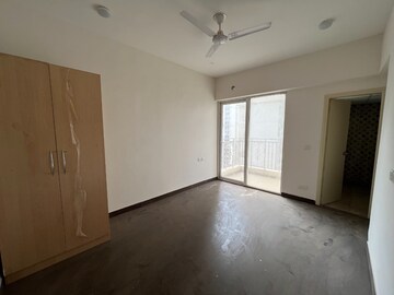 Room in 3 BHK Apartment at Mahagun Mantra I, Sector 10 Greater Noida – for Rent