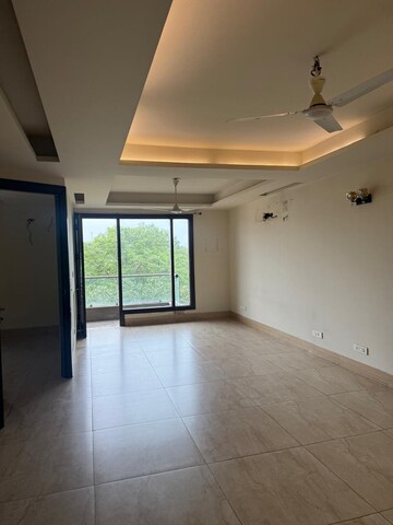 Room in 3 BHK Builder Floor at Nehru Enclave – for Rent