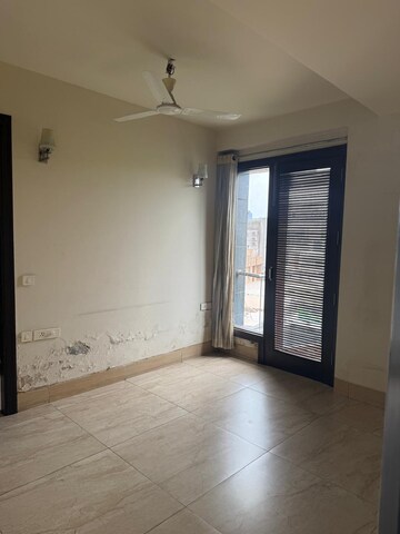 Room in 3 BHK Builder Floor at Nehru Enclave – for Rent