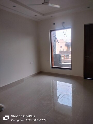 Room in 3 BHK Builder Floor at Sector 14 – for Rent