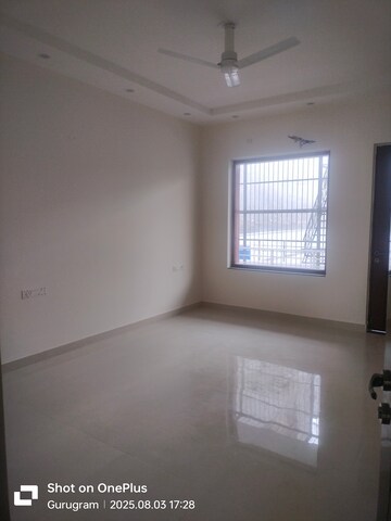 Room in 3 BHK Builder Floor at Sector 14 – for Rent