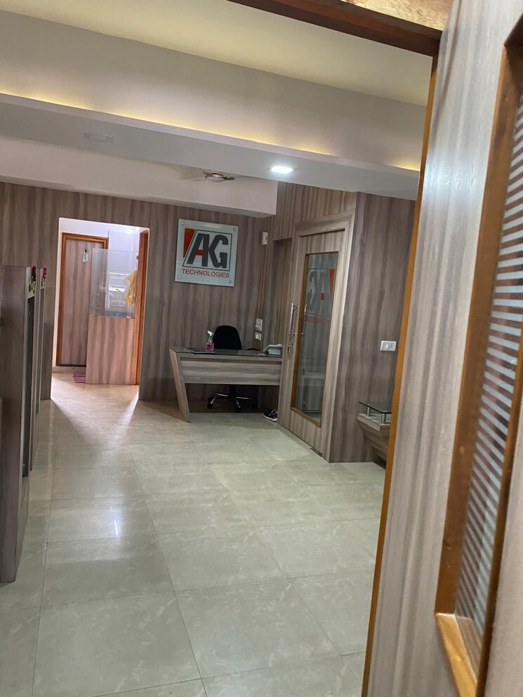  Parking, karelibaug Commercial Office Space 1450 Sq.Ft. In Karelibaug Vadodara 8999183