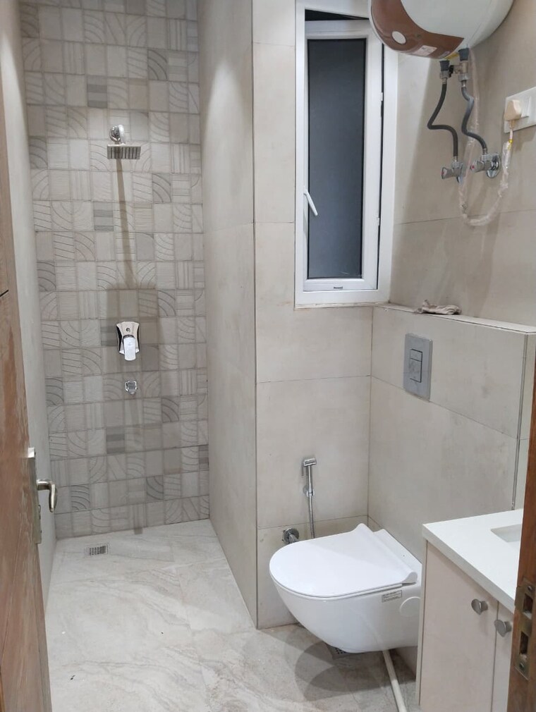 Bathroom, east of kailash 3 Bedroom 1300 Sq.Ft. Builder Floor In East Of Kailash Delhi 9028283