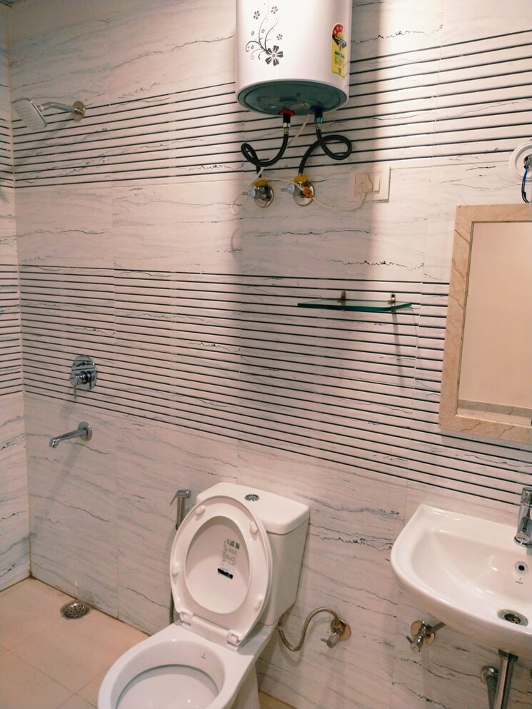 Bathroom, sector 30 3 Bedroom 1800 Sq.Ft. Builder Floor In Sector 30 Gurgaon 9028295