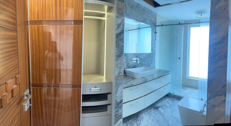 Bathroom, defence colony 6+ Bedroom 325 Sq.Yd. Builder Floor In Defence Colony Delhi 9028335