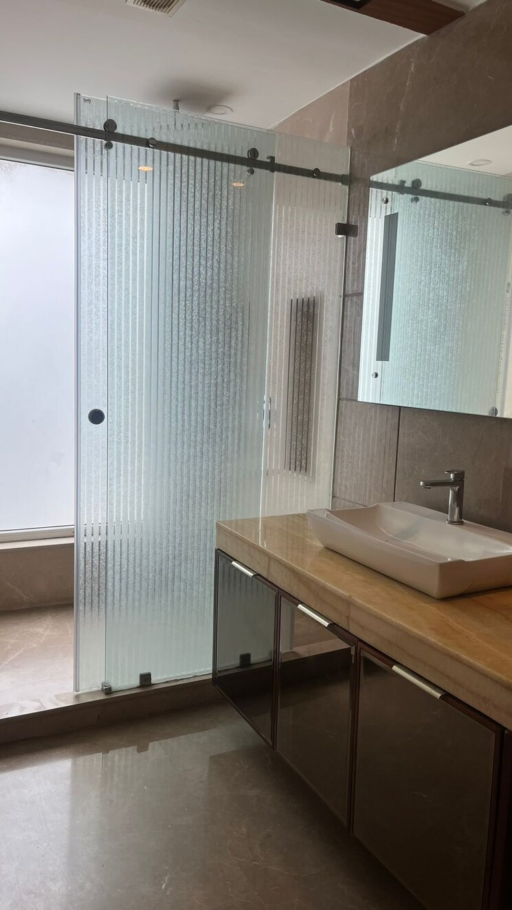 Bathroom, defence colony 6+ Bedroom 325 Sq.Yd. Builder Floor In Defence Colony Delhi 9028335