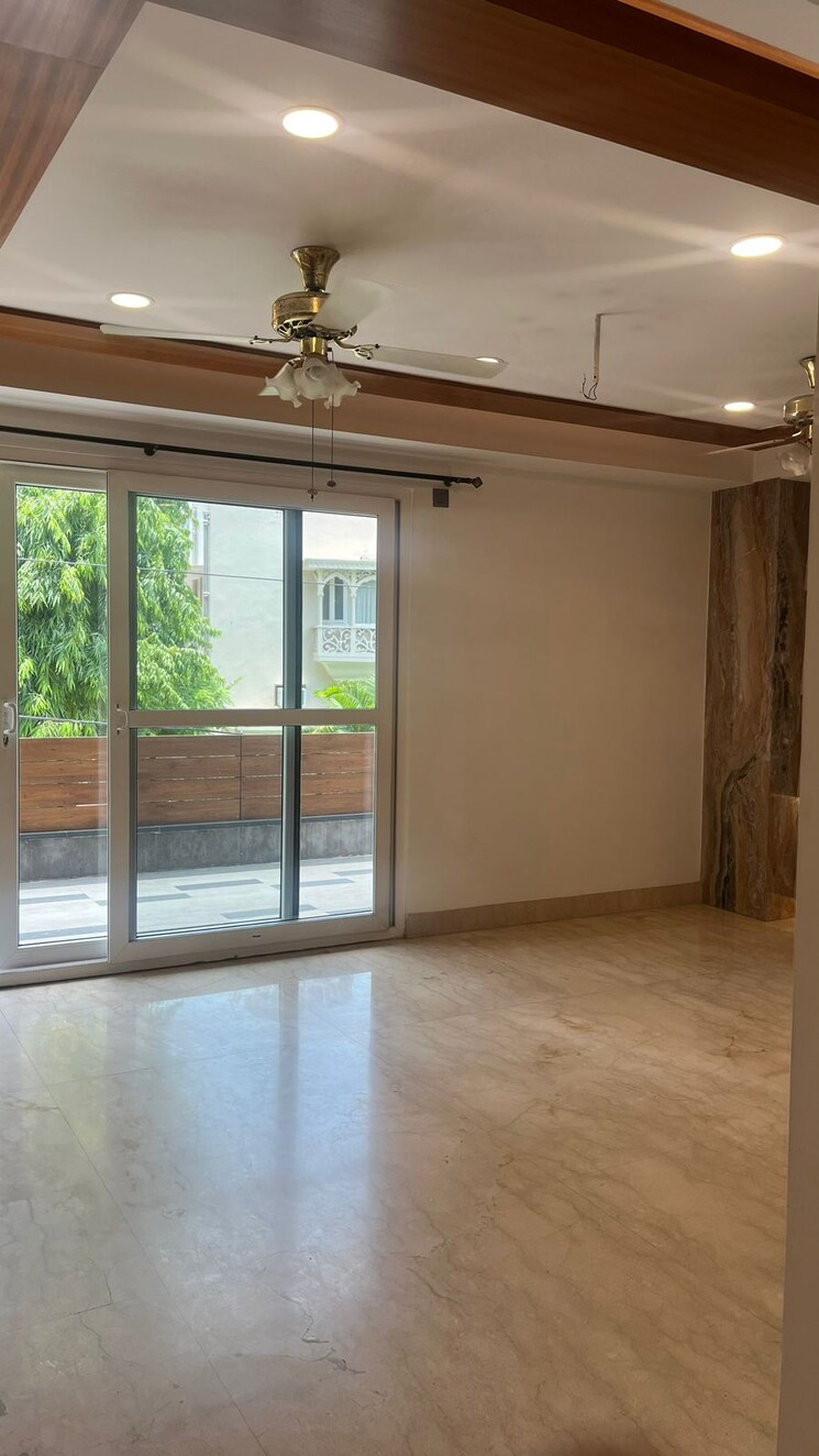 Living Room, defence colony 6+ Bedroom 325 Sq.Yd. Builder Floor In Defence Colony Delhi 9028335