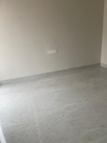 Room in 4 BHK Apartment at Mansarovar Extension – for Rent
