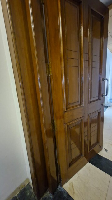 Furnished Amenities in 5 BHK Apartment at Silverglades The Ivy, Sector 28 – for Rent