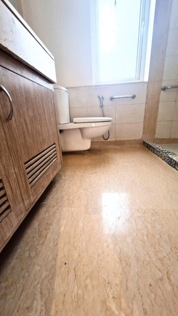 Bathroom in 5 BHK Apartment at Silverglades The Ivy, Sector 28 – for Rent