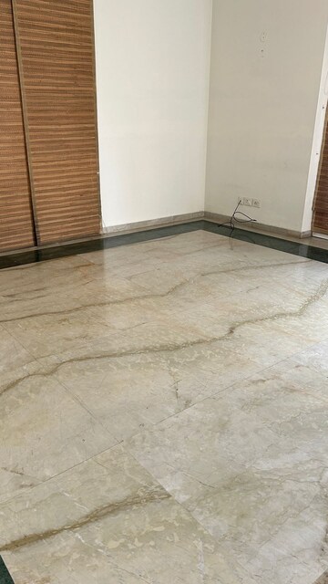 Room in 5 BHK Apartment at Silverglades The Ivy, Sector 28 – for Rent