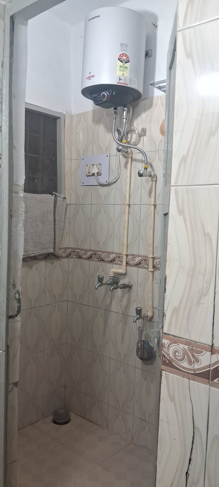 Bathroom, sarita vihar 2 Bedroom 800 Sq.Ft. Apartment In Sarita Vihar Delhi 9028384