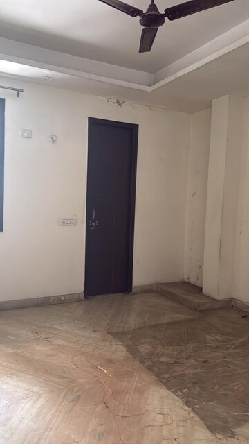 Room in 3 BHK Builder Floor at Palam Vihar Residents Association, Palam Vihar – for Rent