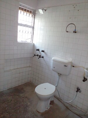 Bathroom in 2 BHK Apartment at Sarita Vihar Pocket-J RWA, Sarita Vihar – for Sale