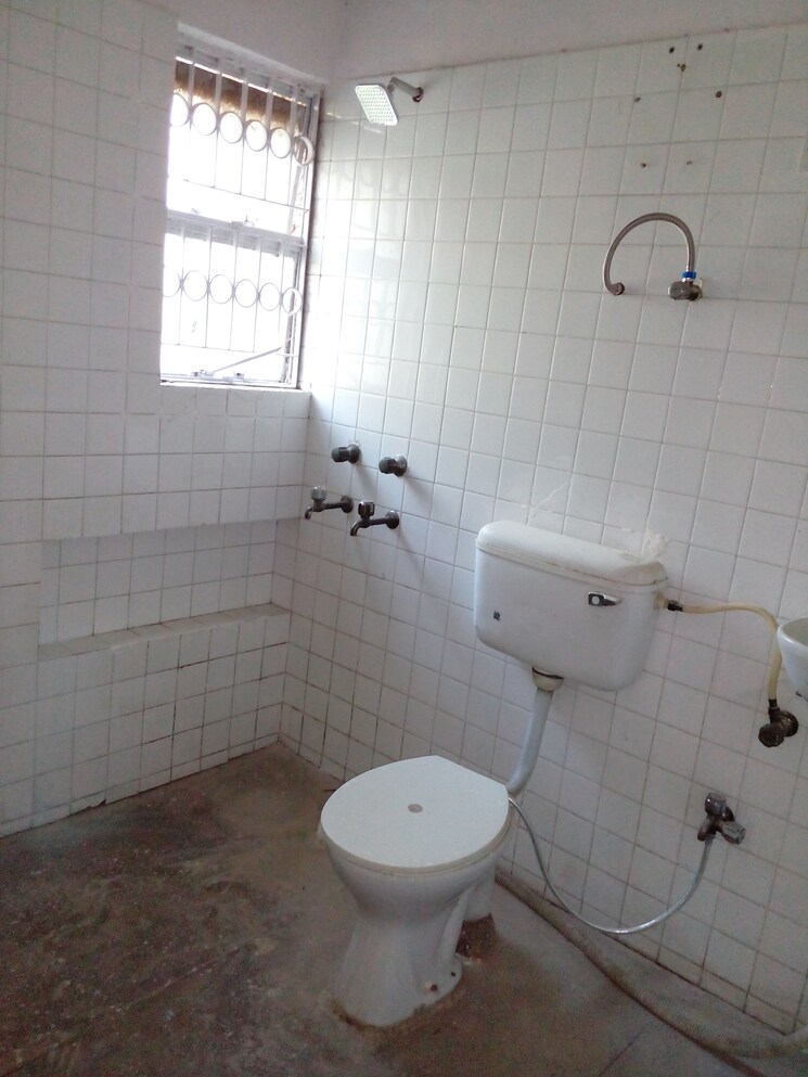 Bathroom, sarita-vihar-pocket-j-rwa 2 Bedroom 929 Sq.Ft. Apartment In Sarita Vihar Delhi 9028432