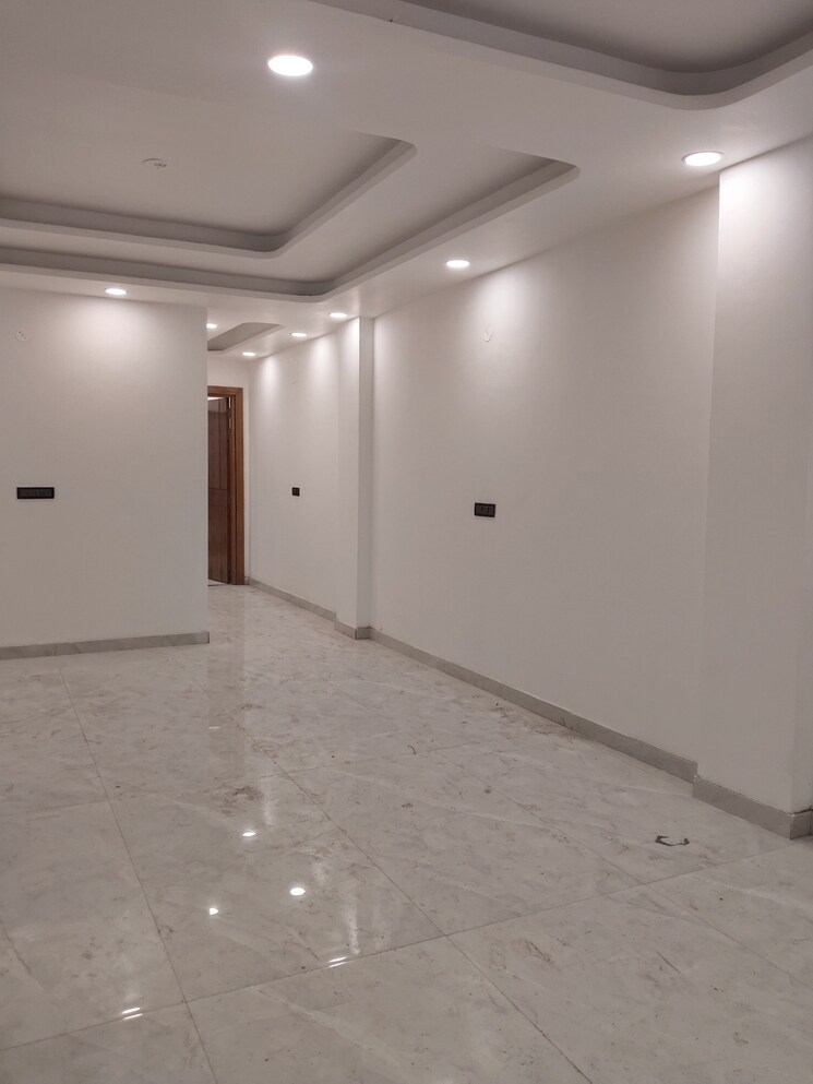 Room, sector 85 5 Bedroom 350 Sq.Yd. Builder Floor In Sector 85 Faridabad 9028478