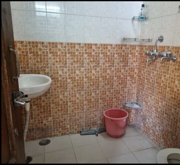 Bathroom in 1 BHK Builder Floor at Sector 44 – for Rent