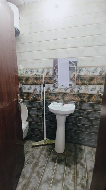 Bathroom in 4 BHK Builder Floor at Sector 30 – for Rent
