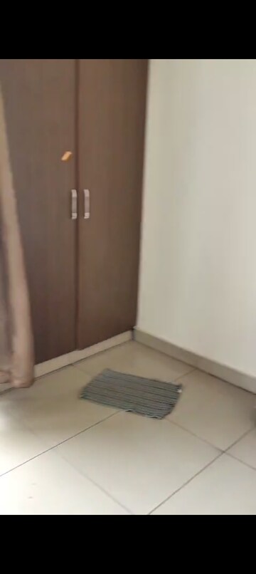 Room in 2 BHK Apartment at Panchsheel Greens, Sector 16 Greater Noida – for Rent