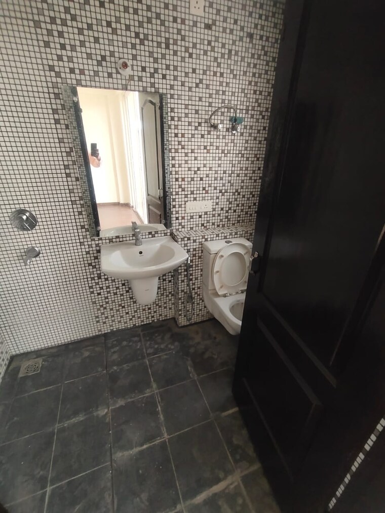 Bathroom, omaxe-the-resort 3 Bedroom 1415 Sq.Ft. Apartment In South Mullanpur Chandigarh 9028710