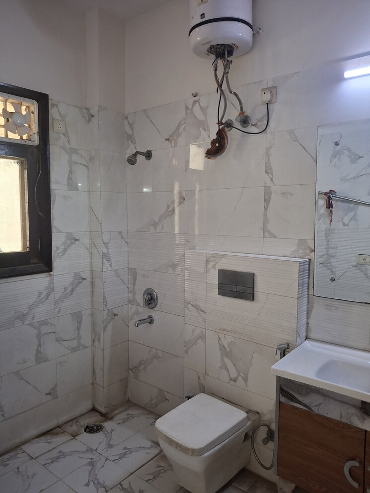 Bathroom, sector 40 3 Bedroom 2475 Sq.Ft. Builder Floor In Sector 40 Gurgaon 9028721