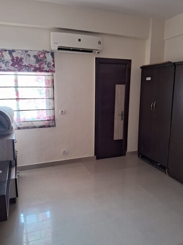 Room in 3 BHK Apartment at Mahagun Moderne, Sector 78 – for Rent