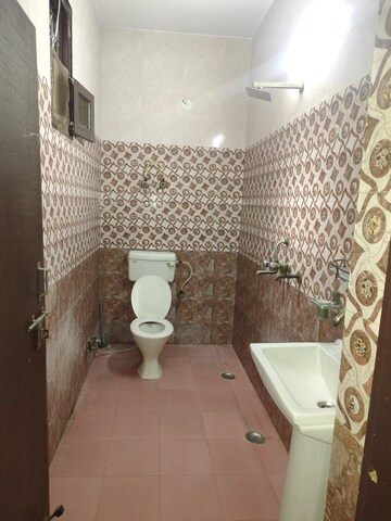 Bathroom in 2 BHK Builder Floor at Vaishali Media Apartment, Vaishali Sector 5 – for Rent