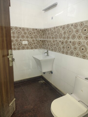 Bathroom in 2 BHK Builder Floor at Vaishali Media Apartment, Vaishali Sector 5 – for Rent
