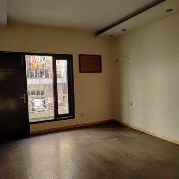 Room in 2 BHK Builder Floor at Smart World Orchard, Sector 61 – for Sale