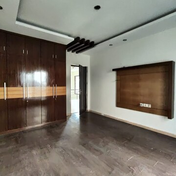 Room in 2 BHK Builder Floor at Smart World Orchard, Sector 61 – for Sale